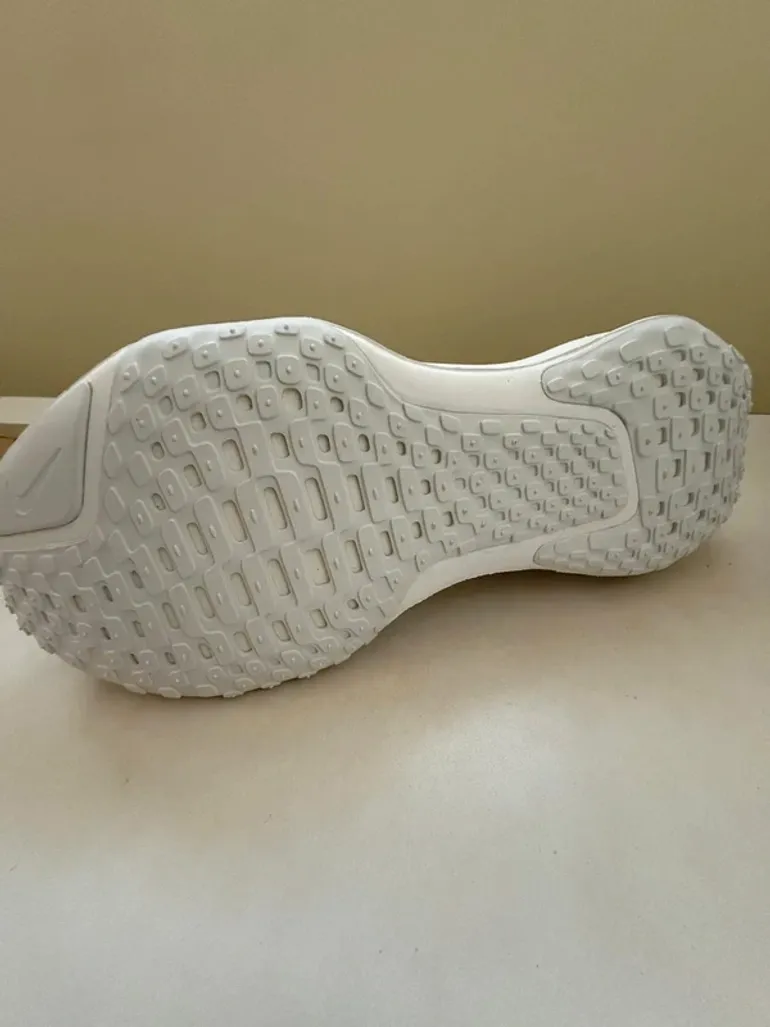 Used Nike Zoomx Invincible Run 3 bike — image 7 of 7