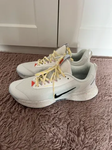 Used White Juniper Trail 3 Running Shoes