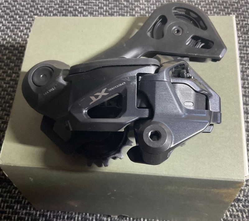 Used Shimano XT Di2 RD-M8260 12-fach Drivetrain & Pedals