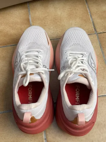 Used Saucony Running Shoes Women EU 39 bike — image 9 of 11
