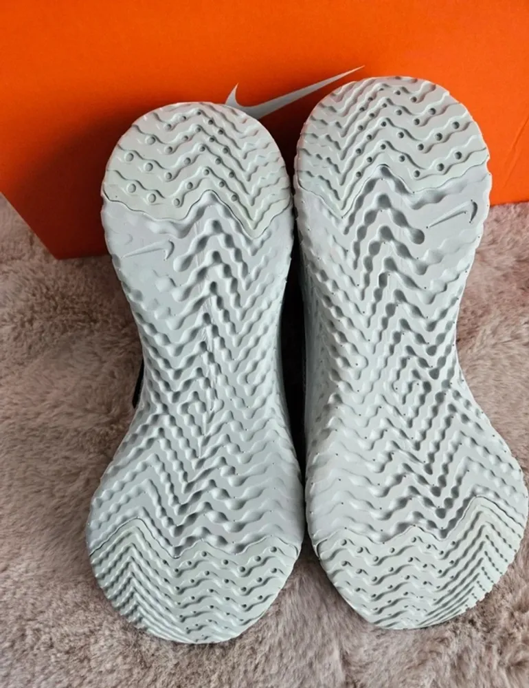 Used Nike Rise React Flyknit bike — image 5 of 6
