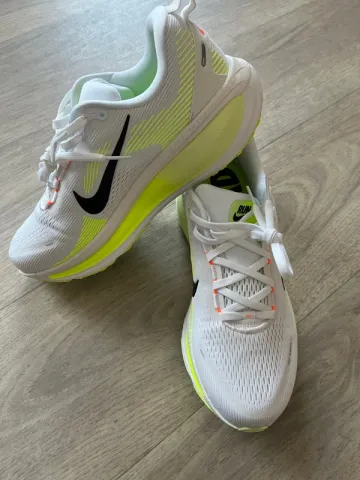 Used White Vomero Plus Running Shoes