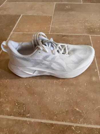 Tweedehands Asics Novablast 5 bike — afbeelding 1 van 6