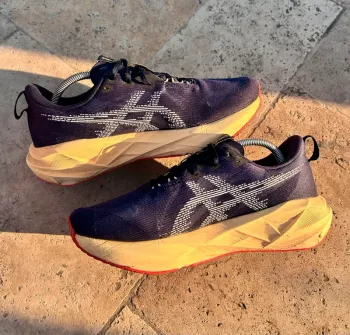 Tweedehands Asics Novablast 5 bike — afbeelding 2 van 6