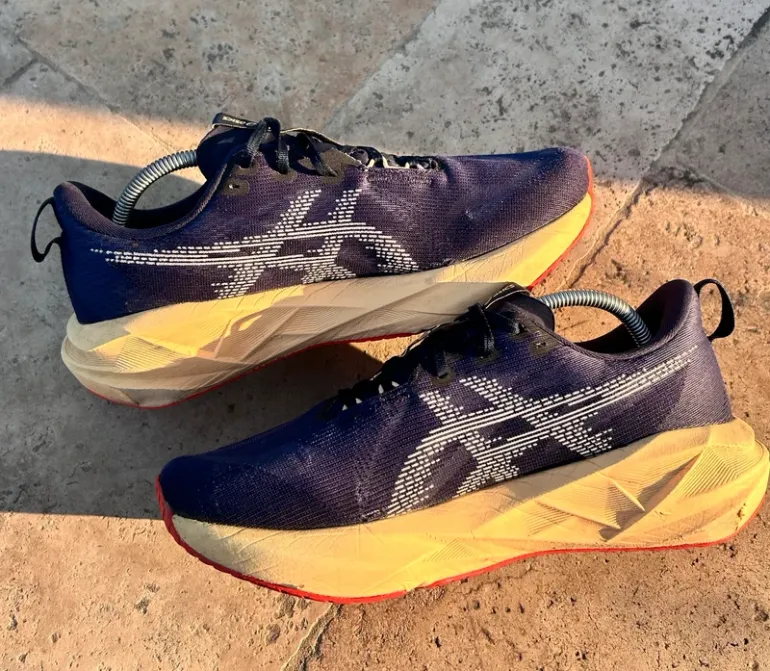 Tweedehands Asics Novablast 5 bike — afbeelding 3 van 6