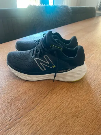 New Balance Running Shoes bike usato — immagine 1 di 5