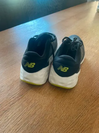 New Balance Running Shoes bike usato — immagine 2 di 5