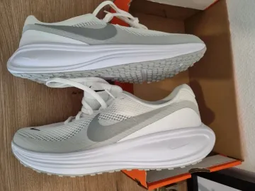 Used White Revolution 8 Running Shoes