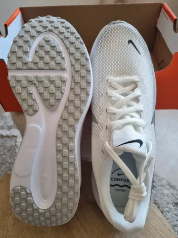 Used White Revolution 8 Running Shoes