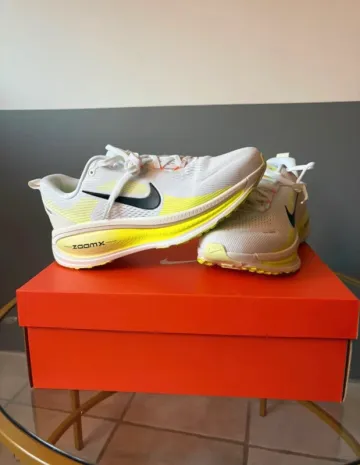 Used Nike Vomero 18 Running Shoes