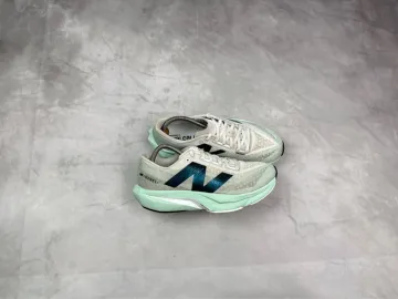 Tweedehands New Balance FuelCell Rebel V4 Running Shoes