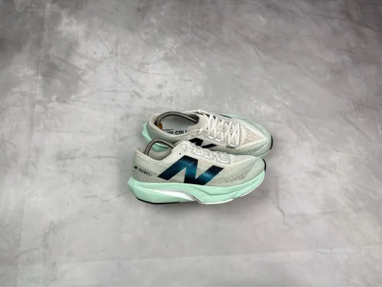 Tweedehands New Balance FuelCell Rebel V4 bike — afbeelding 1 van 7