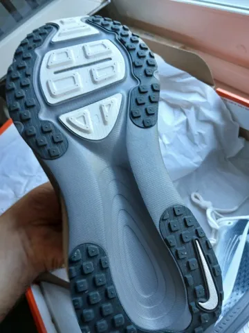 Used Nike Vomero 18 SE bike — image 6 of 9
