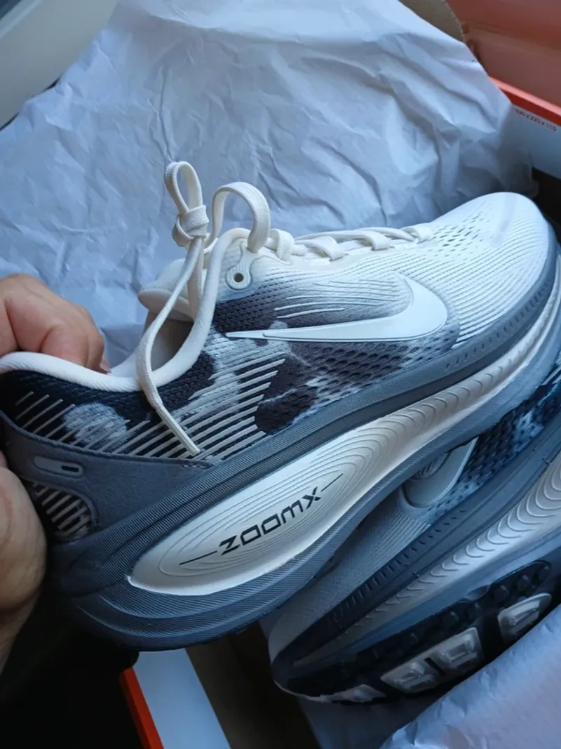 Used Nike Vomero 18 SE Running Shoes