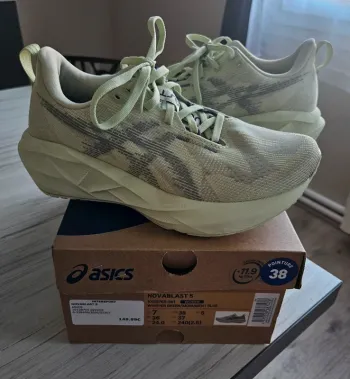 Asics Novablast 5 bike usato — immagine 1 di 7