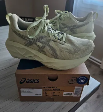 Asics Novablast 5 Running Shoes usato