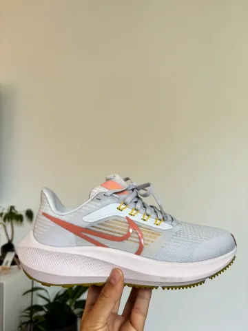 Used Nike Running Shoes bike — image 2 of 5