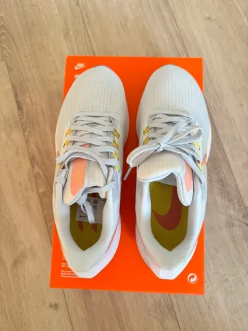 Used Nike Running Shoes bike — image 3 of 5