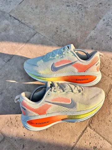 Used Nike Vomero 18 Running Shoes