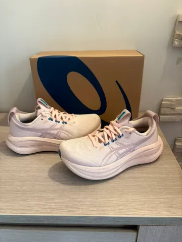Käytetty Asics Gel Nimbus 28 Running Shoes