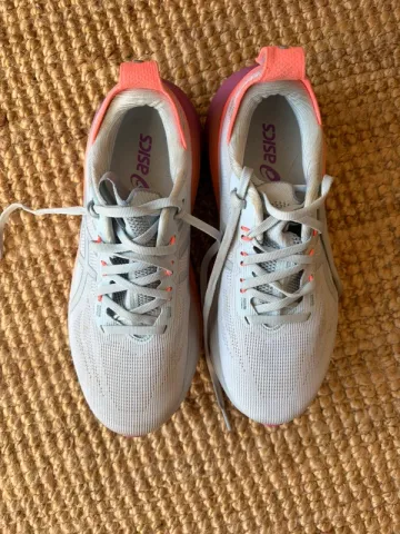 Käytetty Asics Gel Nimbus 28 Running Shoes