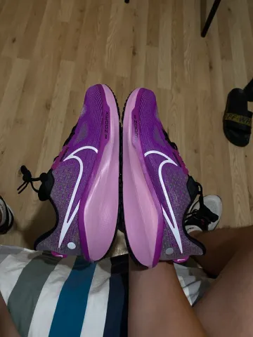 Used Hyper Vomero 17 Running Shoes