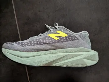 Used New Balance Fuelcell Supercomp Trainer v3 bike — image 4 of 6