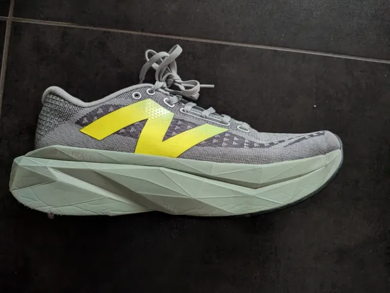 Used New Balance Fuelcell Supercomp Trainer v3 bike — image 3 of 6