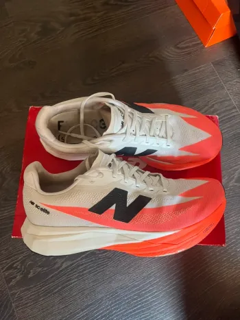 Used New Balance SC Elite v5 bike — image 3 of 4