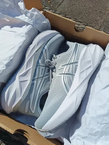 Tweedehands Asics Novablast 5 bike — afbeelding 3 van 4
