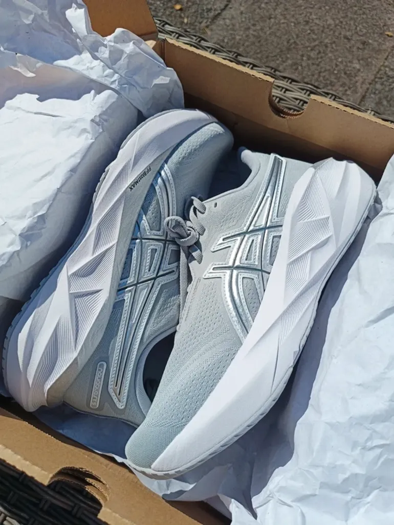 Tweedehands Asics Novablast 5 bike — afbeelding 3 van 4