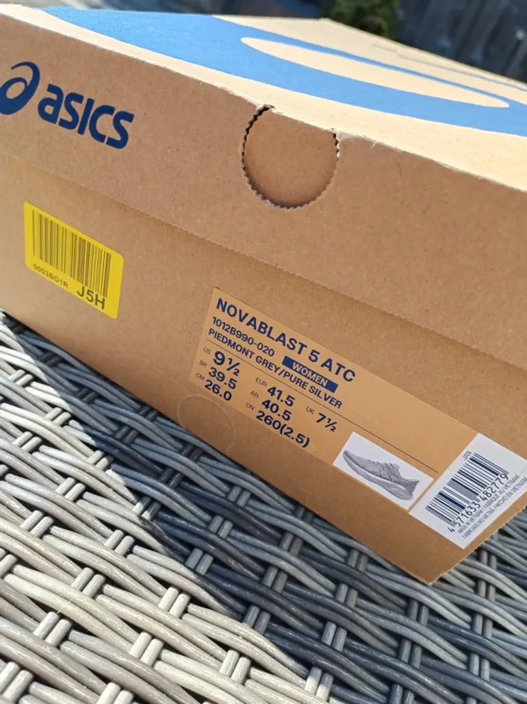 Tweedehands Asics Novablast 5 bike — afbeelding 4 van 4