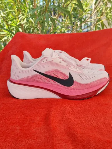 Pegasus Nike 42 Running Shoes usato