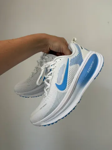 Used White Vomero 18 Running Shoes