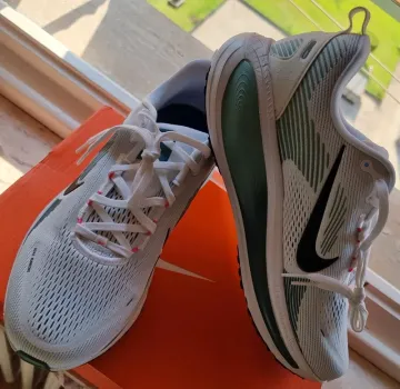 Used 100% Vomero 18 Running Shoes