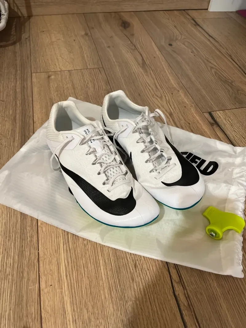 Nike Athletics Shoes Running Shoes usato