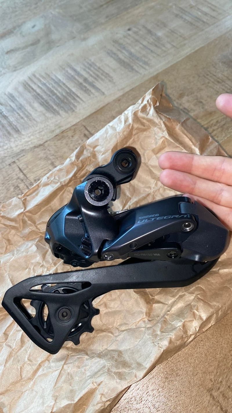 Shimano Ultegra R8150 Di2 Drivetrain & Pedals usato