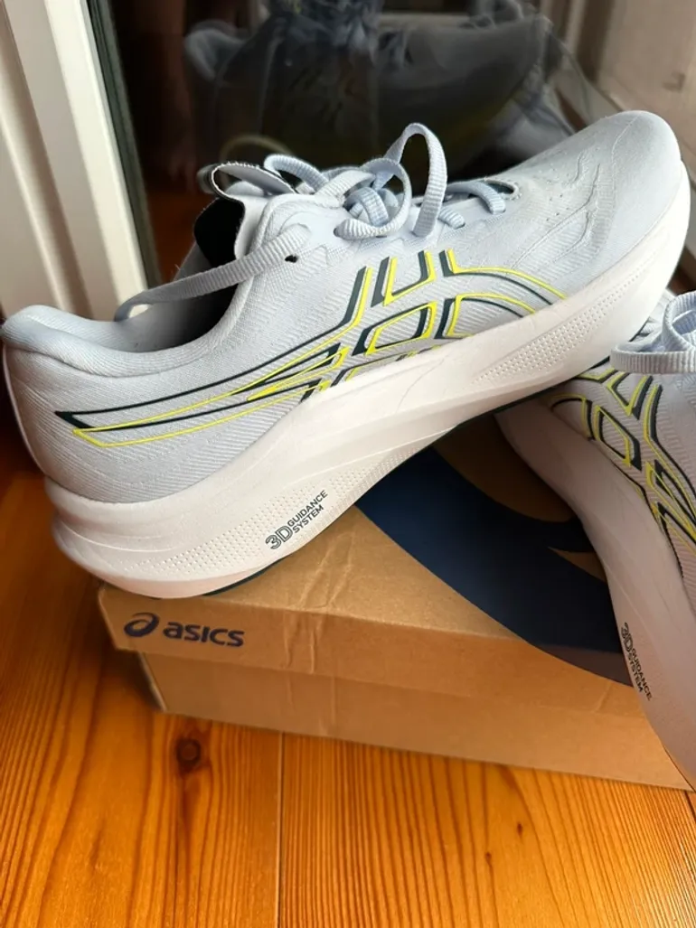 Used Asics GT2000 14 bike — image 2 of 7