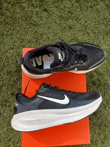 Used White Vomero 18 Running Shoes