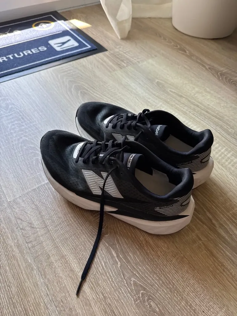 Tweedehands New Balance Fuelcell Rebel v5 bike — afbeelding 2 van 3