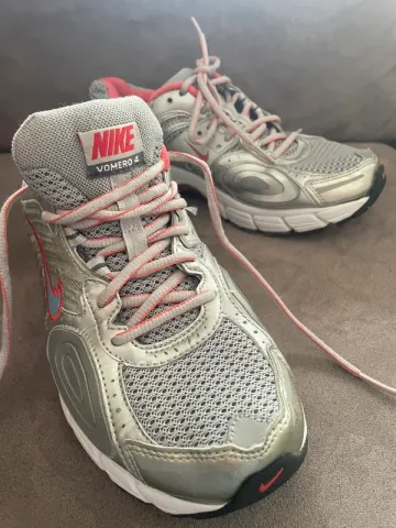 Used Nike Vomero 4 Running Shoes