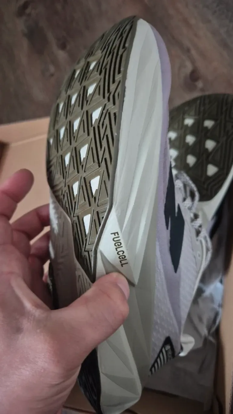 Tweedehands New Balance FuelCell Rebel v5 bike — afbeelding 5 van 6