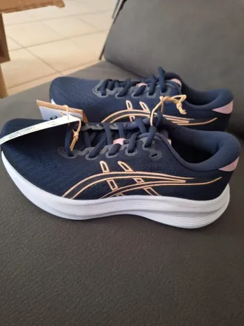 Used Asics Running Shoes Damen bike — image 1 of 6