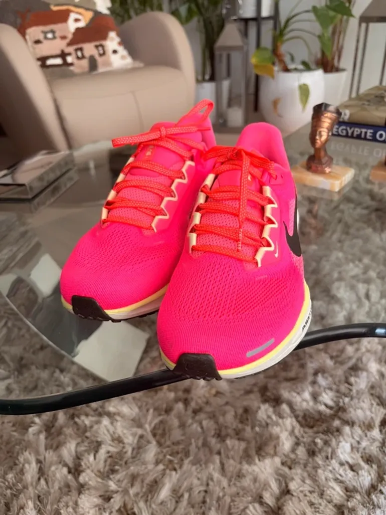 Used Nike Running Shoes bike — image 2 of 6