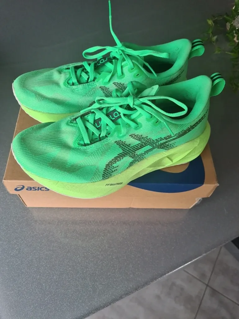 Used Asics Running Shoes bike — image 2 of 3