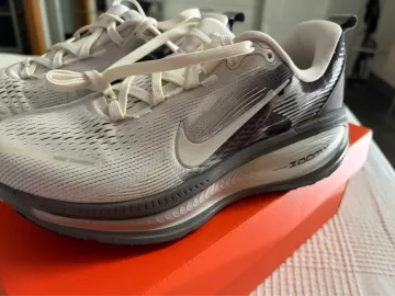 Used Nike Vomero 18 SE Running Shoes