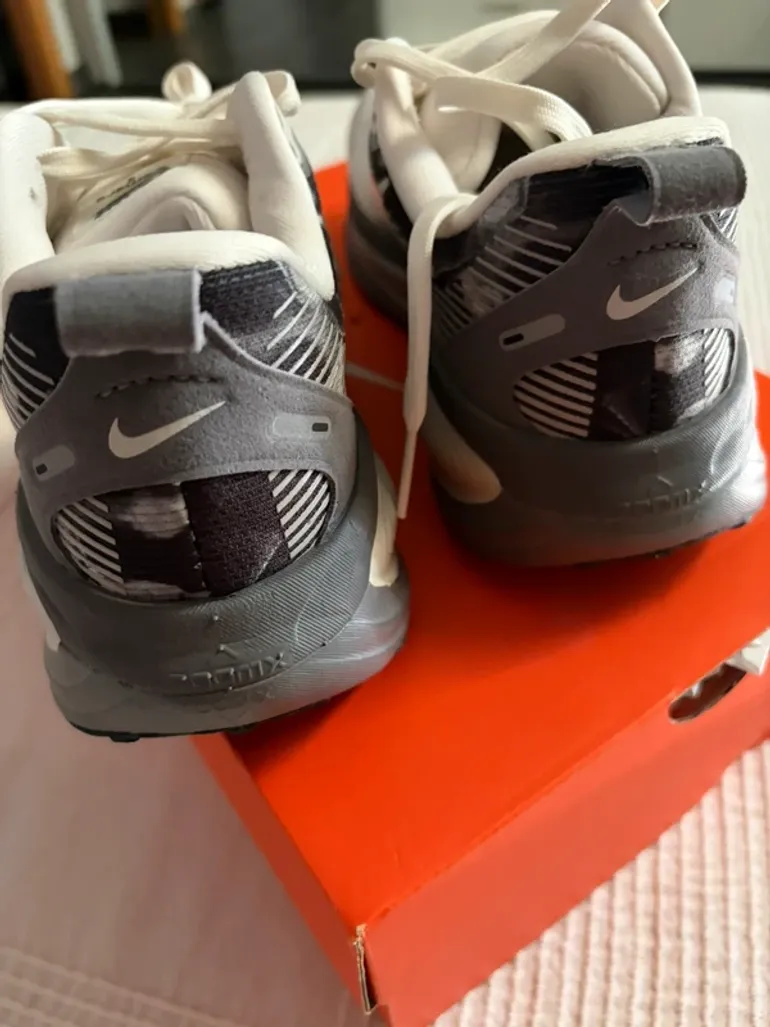 Tweedehands Nike Vomero 18 SE bike — afbeelding 4 van 8