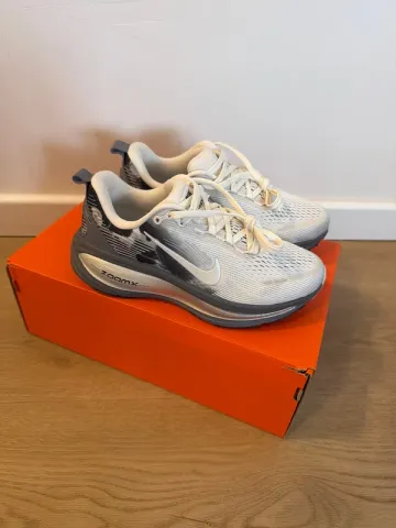 Used Nike Vomero 18 Running Shoes