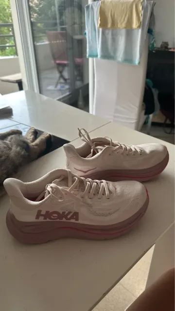 Used Rose HOKA femme Running Shoes