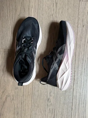 Asics Novablast 5 bike d'occasion — image 3 sur 5